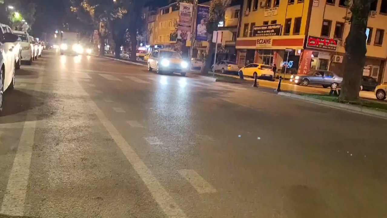Yürüyüş nedeniyle kapanan yolda, otomobiliyle geri giderek trafiği tehlikeye attı