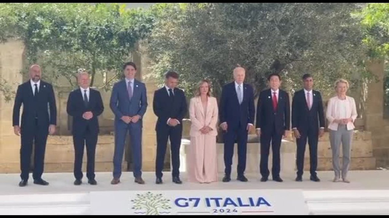 Meloni accoglie Biden. Poi la foto di famiglia per iniziare vertice