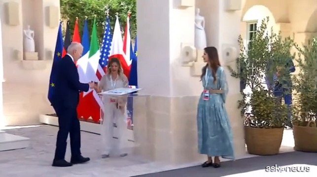 Meloni accoglie Biden. Poi la foto di famiglia per iniziare vertice