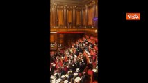 Premierato, la protesta con i cartelli con la bandiera italiana al Senato