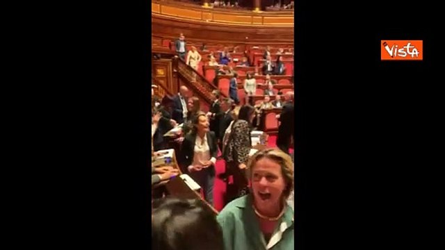Premierato, protesta opposizioni in Senato: cartelli con bandiera italiana e Inno di Mameli