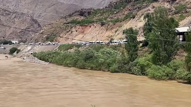 DEM Parti'den kayyım atanan Hakkâri'de miting: GBT kontrolü, uzun kuyruklara neden oldu