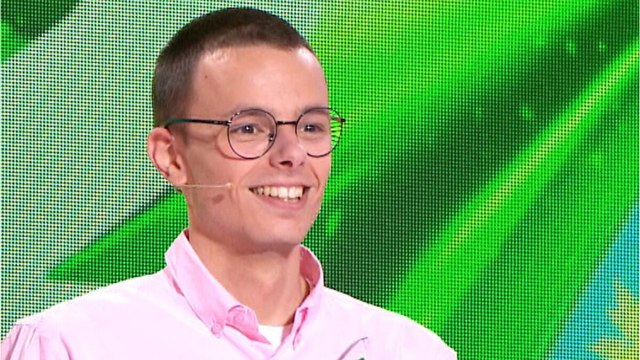 VOICI - 12 Coups de midi : Emilien trouve sa 10ème étoile sur un coup de chance, sa copine Jessica n'en revient pas !