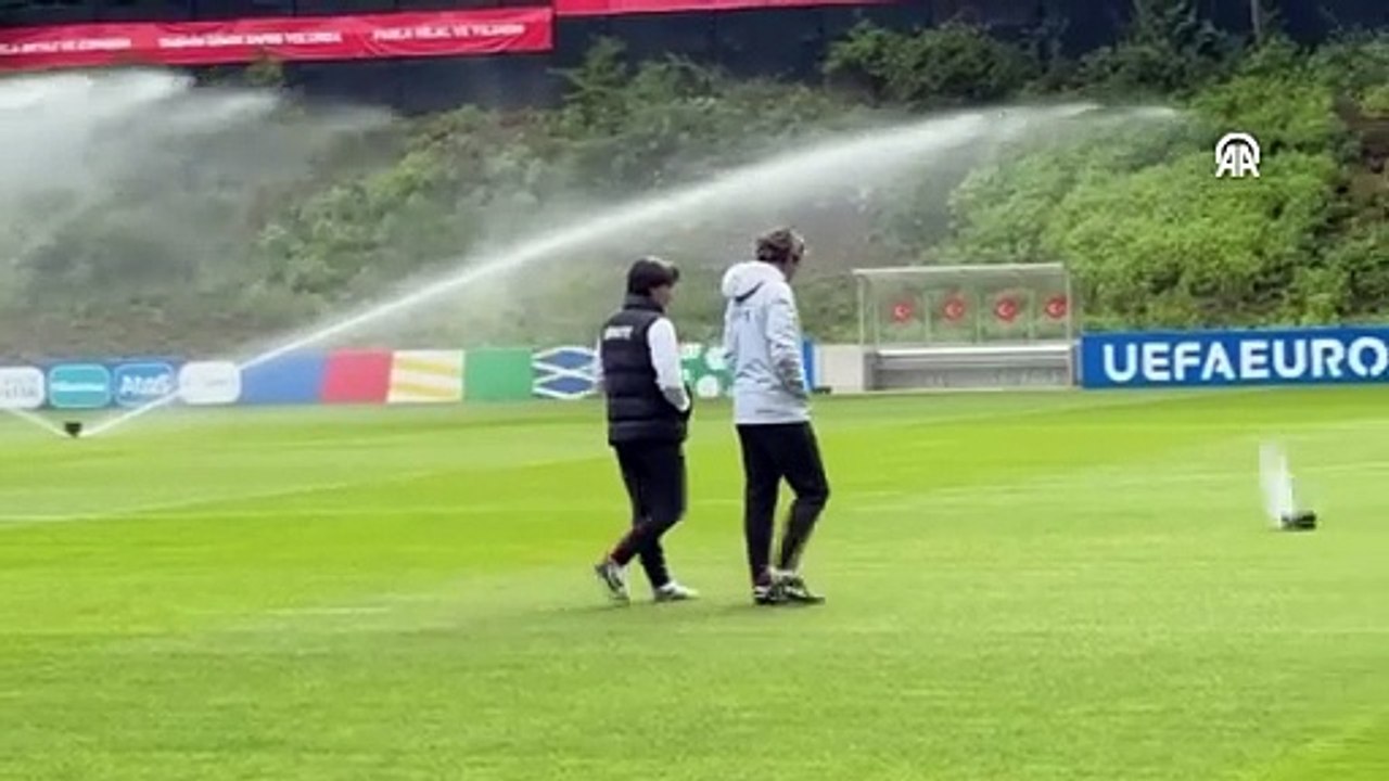 Montella'nın fıskiyeden aniden çıkan basınçlı suya vücut çalımı atması kameralara yansıdı