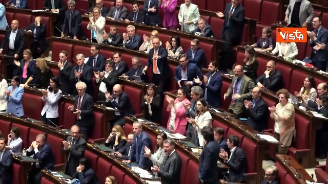Autonomia differenziata, le opposizioni cantano Bella ciao e mostrano il tricolore alla Camera
