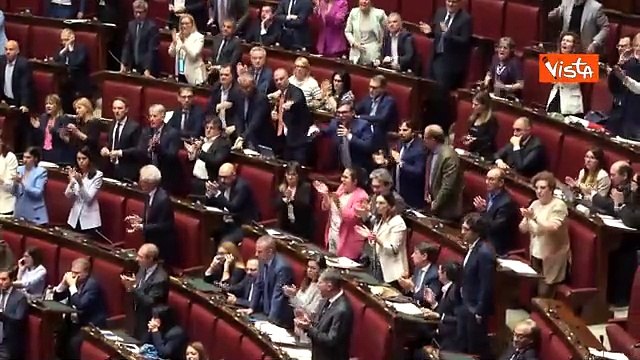 Camera, protesta in aula contro Crippa: le opposizioni cantano «Bella ciao» e mostrano il tricolore