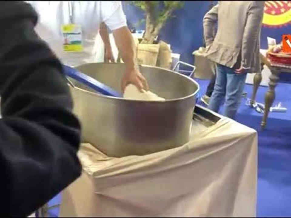 G7 Italia, la mozzarella fresca annodata a mano al Media Centre di Bari