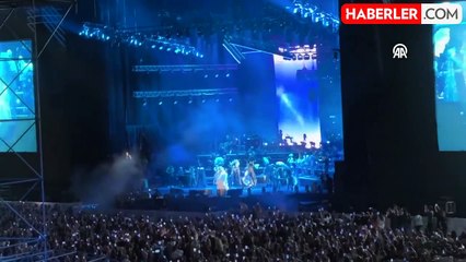 Ajda Pekkan kariyerindeki ilk stadyum konserini verdi! Sahnede ünlü geçidi yaşandı