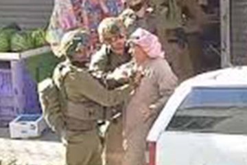 الجيش الإسرائيلي يعتدي على مسن فلسطيني ويعتقله