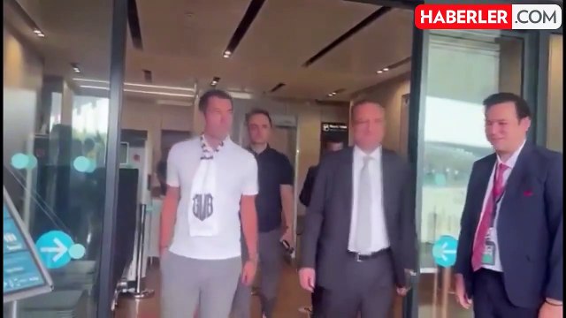 Beşiktaş'ın yeni teknik direktörü Giovanni van Bronckhorst, İstanbul'a geldi