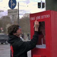 L'artiste italien Greg Goya distribue des lettres d'amour aux passants dans la rue !