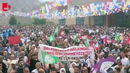 Binlerce kişi kayyımı protesto etmek için  otogar alanını doldurdu.