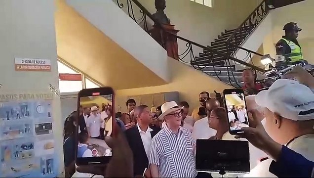 Hipólito Mejía se presenta sin su cédula de identidad a votar