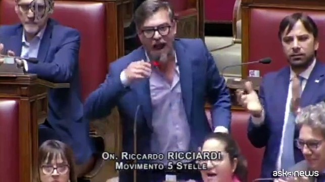 Autonomia, nuova bagarre alla Camera: opposizione intona Bella ciao