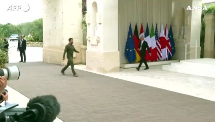 G7, l'arrivo di Zelensky: abbraccio e stretta di mano con Meloni