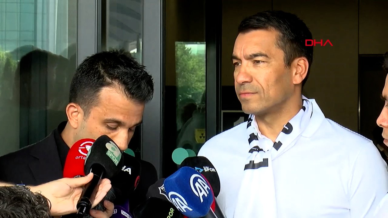 Van Bronckhorst, Beşiktaş için İstanbul'da