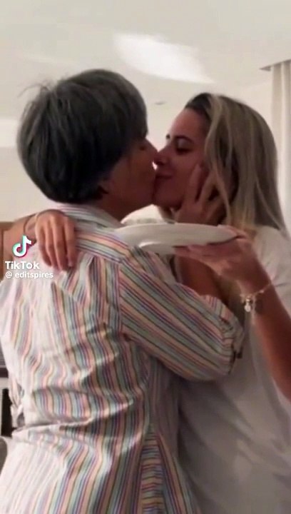 Glória Pires gera polêmica ao dar selinhos na filha
