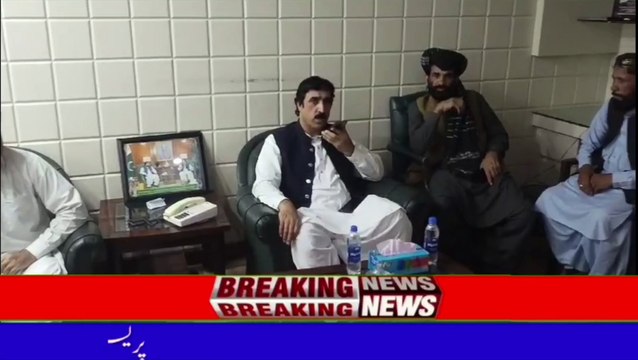 کوئٹہ: صوبائی وزیر خوراک حاجی نورمحمد خان دمڑ سے سول سیکرٹریٹ کوئٹہ میں کاروان کے سینئر رہنماوں چیف آف عبد لانی ملک اسرار الحق عبد لانی ترین، عبدالروف درانی، میاں داد ملاقات کررہے ملاقات میں علاقائی مسائل پر تبادلہ خیال کیاگیا