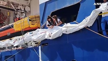 La Geo Barents a Genova, sui sacchi bianchi la scritta "Europe how many more?"