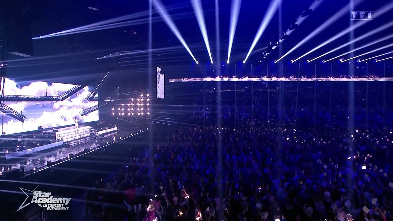 Axel Marbeuf (Star Academy) interprète son single "Chante" en live