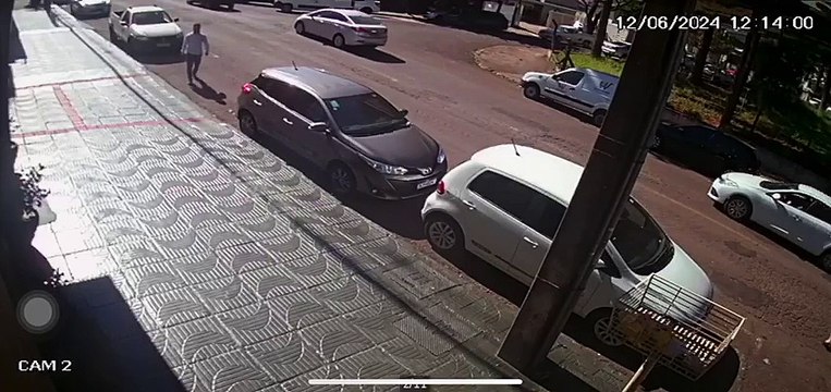 Carro fura preferencial e colide com moto em Cascavel: garupa de 11 anos sofre escoriações