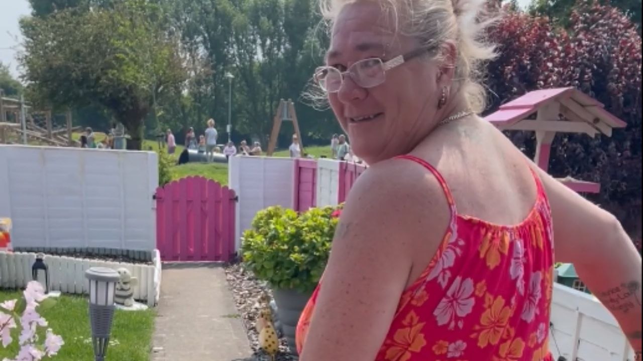Grandmother fails to teach roller skating to her granddaughter