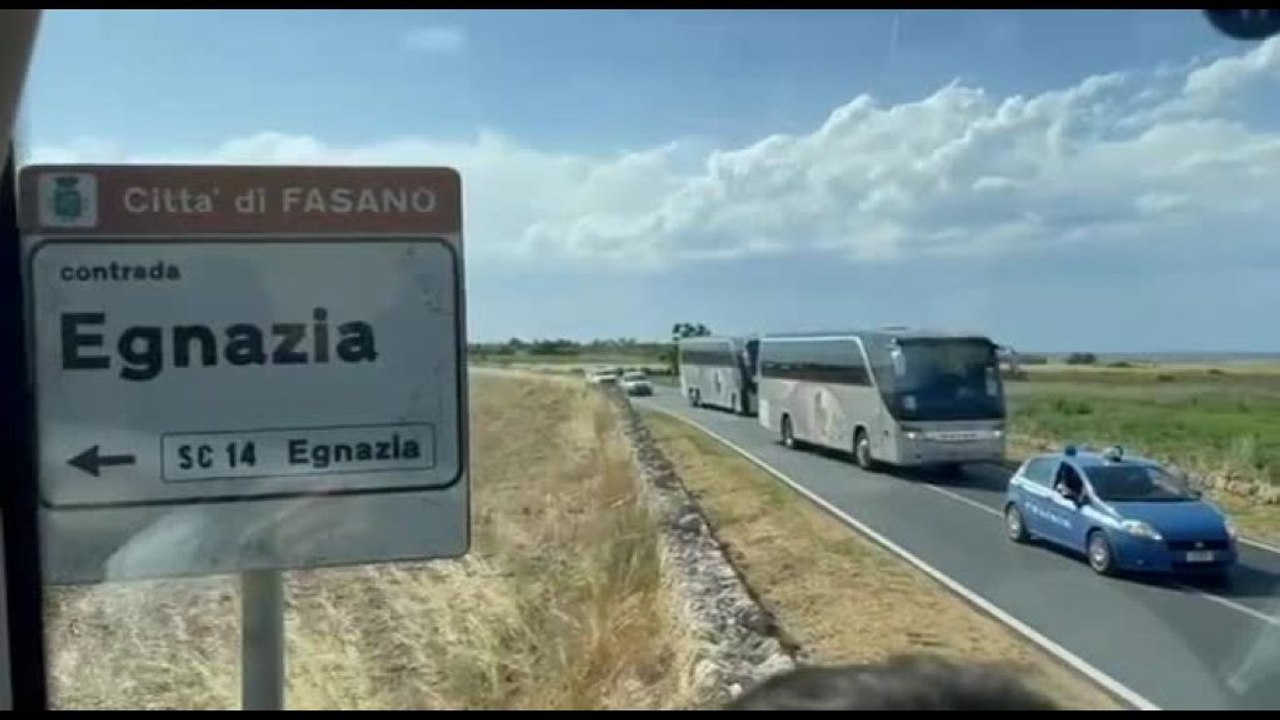 G7, i pullman troppo grandi per le stradine di Borgo Egnazia