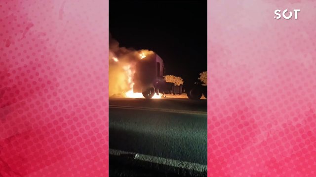 Caminhão pega fogo após acidente complexo com quatro veículos na PRC-272, em Iporã