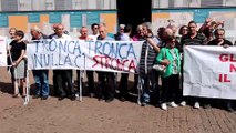 La protesta degli inquilini del Pat davanti a Palazzo Marino