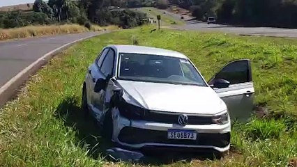 Polo e caminhão se envolvem em colisão na BR-163 e carro vai parar no acostamento