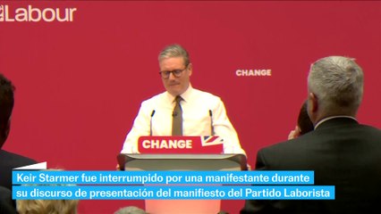 Una manifestante interrumpe a Kier Starmer