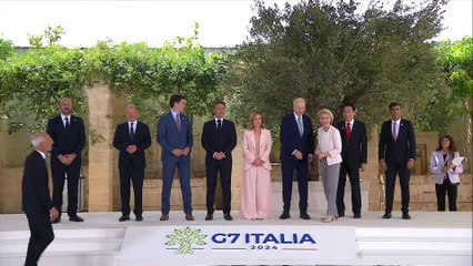 Télécharger la video: Giorgia Meloni recibe entre olivos y con abrazos a los líderes del G7 y a Zelenski