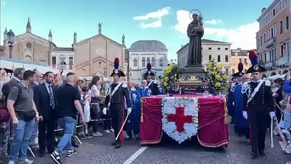 Download Video: Padova, la statua di Sant'Antonio in processione