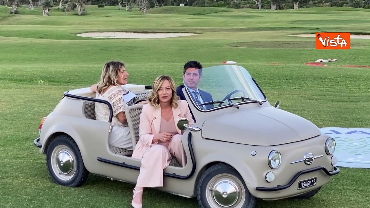 Meloni arriva sul prato del G7 di Borgo Egnazia a bordo di una "mini 500"