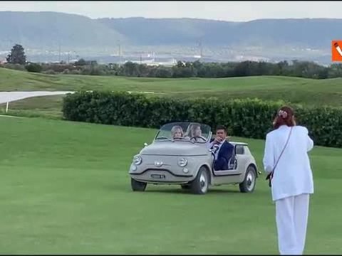 Meloni arriva sul prato del G7 di Borgo Egnazia a bordo di una mini 500