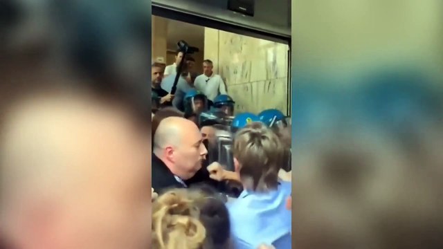Politecnico di Torino, la polizia reagisce con alcune manganellate alla ressa degli studenti in Rettorato