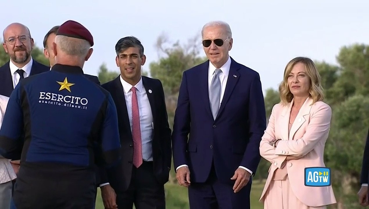 La performance dei paracadutisti al G7: atterrano a Borgo Egnazia con le bandiere dei Paesi partecipanti al summit