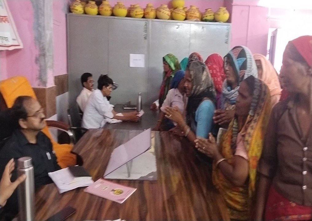 पानी की समस्या को लेकर महिलाओं ने अधिकारियों को...
