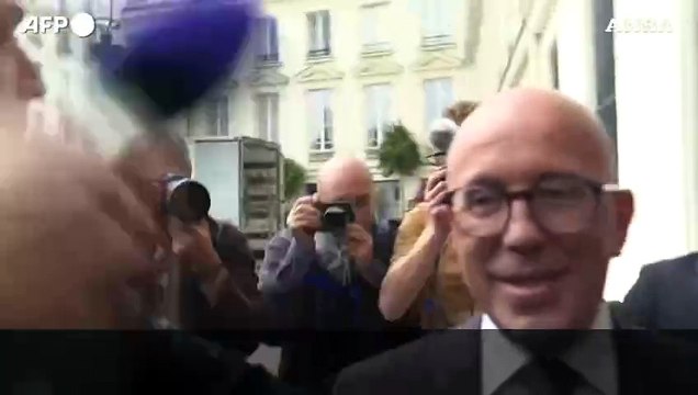 Elezioni Francia, Ciotti si affaccia alla finestra della sede del Partito Repubblicano