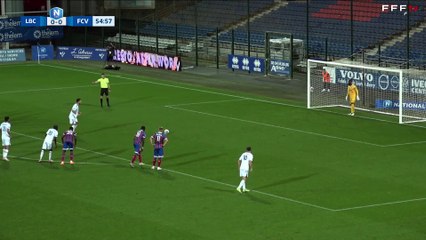 Thibault Jaques sur penalty pour le FC Versailles