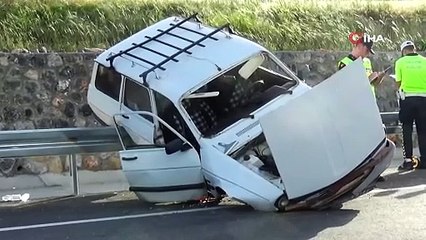 Konya'da korkutan kaza! Araç bariyerlere çarpıp asılı kaldı...
