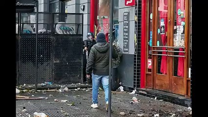 Un supuesto  manifestante pasando las vallas hacia el cordón policial.