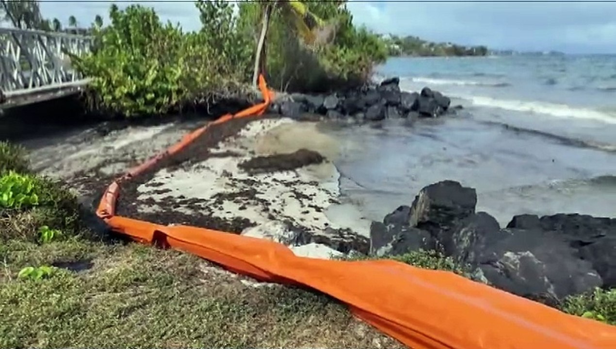 OIL DEPOSITS DRIFT FROM VESSEL