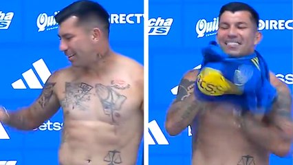 Gary Medel vuelve a Boca y se desnuda en plena conferencia de prensa para ponerse la '19'