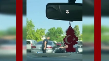 Trafikte korku dolu anlar! Tartıştığı sürücüye bıçakla saldırdı