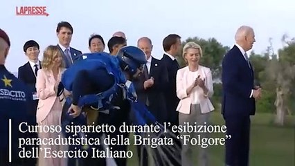 Biden si distrae durante il lancio dei paracadutisti al G7 in Puglia, Meloni lo recupera