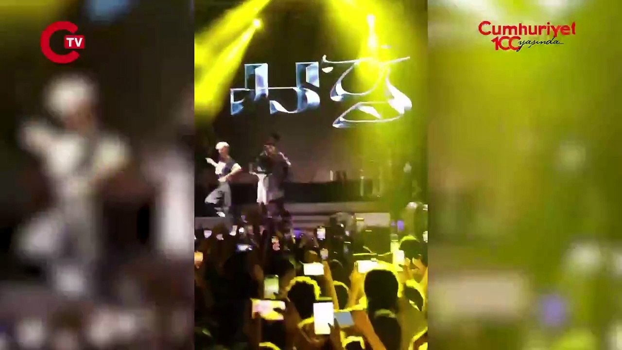 Hande Yener, rektörlüğün engellerine rağmen kendi imkanlarıyla Bahar Şenliği yapan ODTÜ öğrencilerine özel ücretsiz konser verdi.