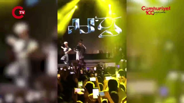 Hande Yener, rektörlüğün engellerine rağmen kendi imkanlarıyla Bahar Şenliği yapan ODTÜ öğrencilerine özel ücretsiz konser verdi.