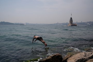 Havalar ısındı İstanbul'da sahil ve parklar dolup taştı