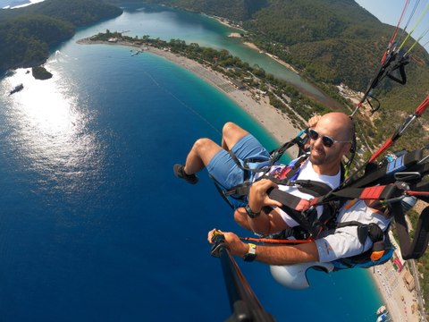 Ünlü dalgıç Molchanov Fethiye’de yamaç paraşütü yaptı